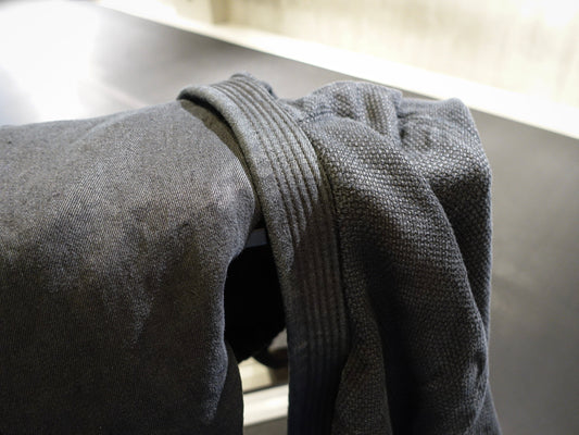 柔術着は、なぜ破れるのか｜負荷が集中する構造と繊維の違い